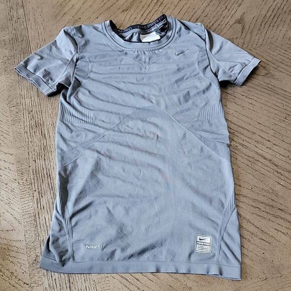 Gray Nike workout t shirt size Small - Picture 1 of 5